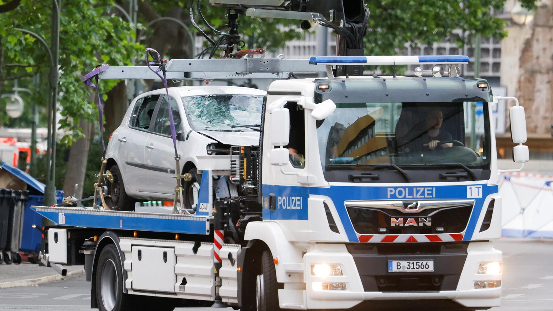 Das Auto als Waffe: Die Polizei transportiert das Tatfahrzeug ab.