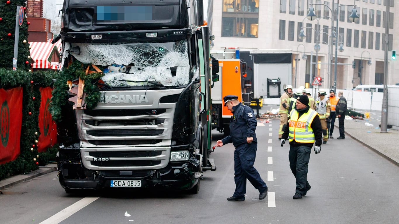 Der Lkw nach dem Attentat auf dem Berliner Breitscheidplatz 2016: Mit dem Fahrzeug tötete der Islamist Amri 2016 zwölf Menschen, zuvor erschoss er den Lastwagen-Fahrer. (Archivfoto)