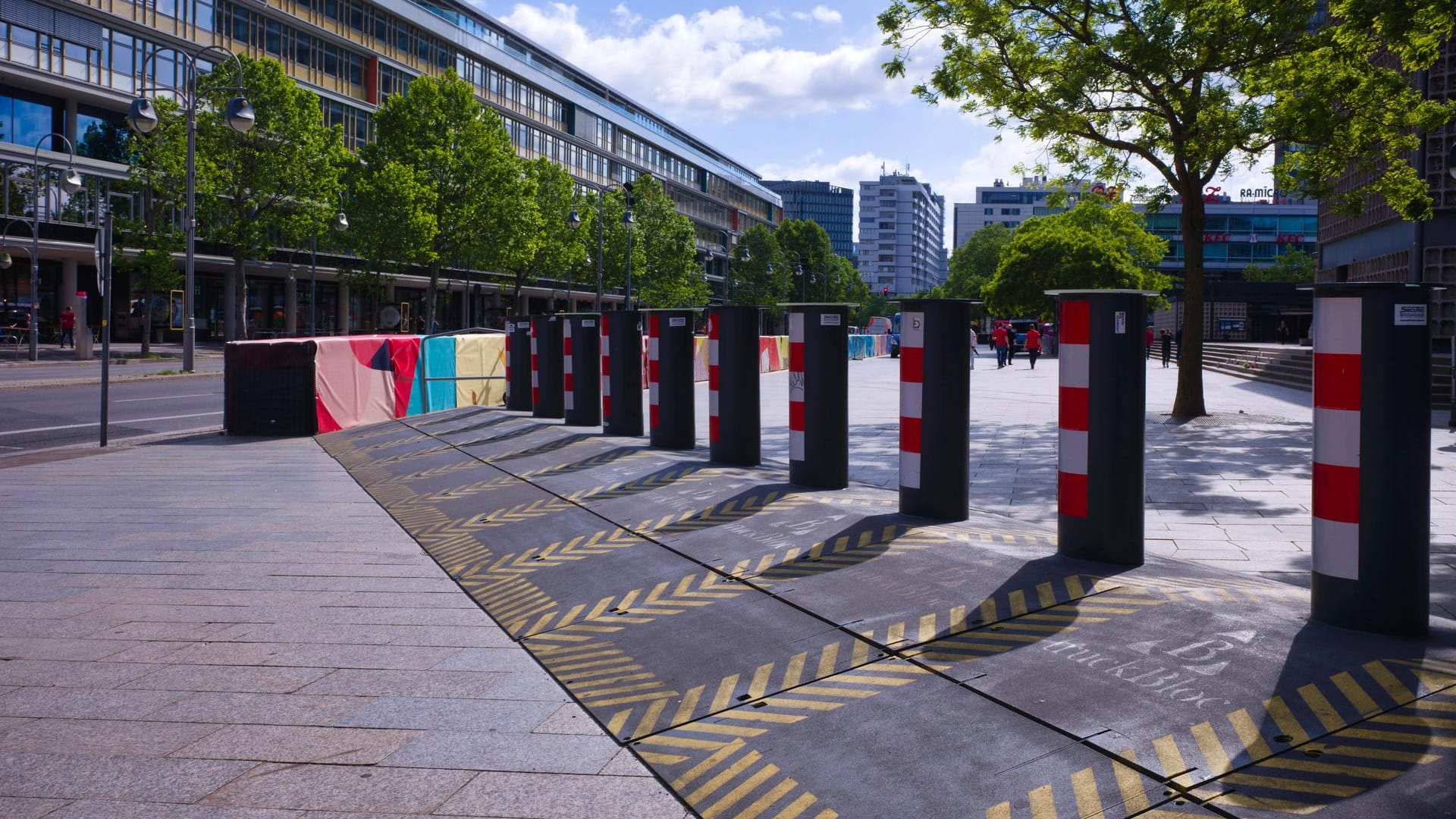 Poller am Breitscheidplatz: Die mutmaßliche Amokfahrt ereignete sich nur wenige Schritte entfernt.