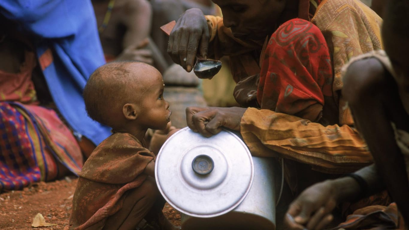 Ein Kind in Somalia schaut seine Mutter an (Archivbild): Die fehlenden Getreideexporte betreffen viele Menschen in Afrika.