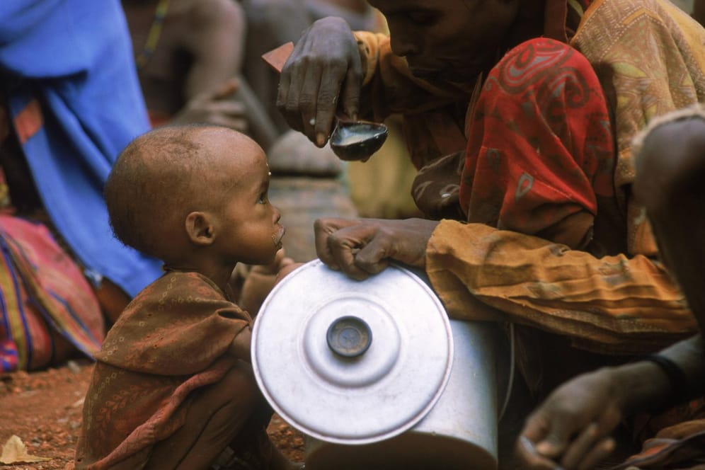 Ein Kind in Somalia schaut seine Mutter an (Archivbild): Die fehlenden Getreideexporte betreffen viele Menschen in Afrika.