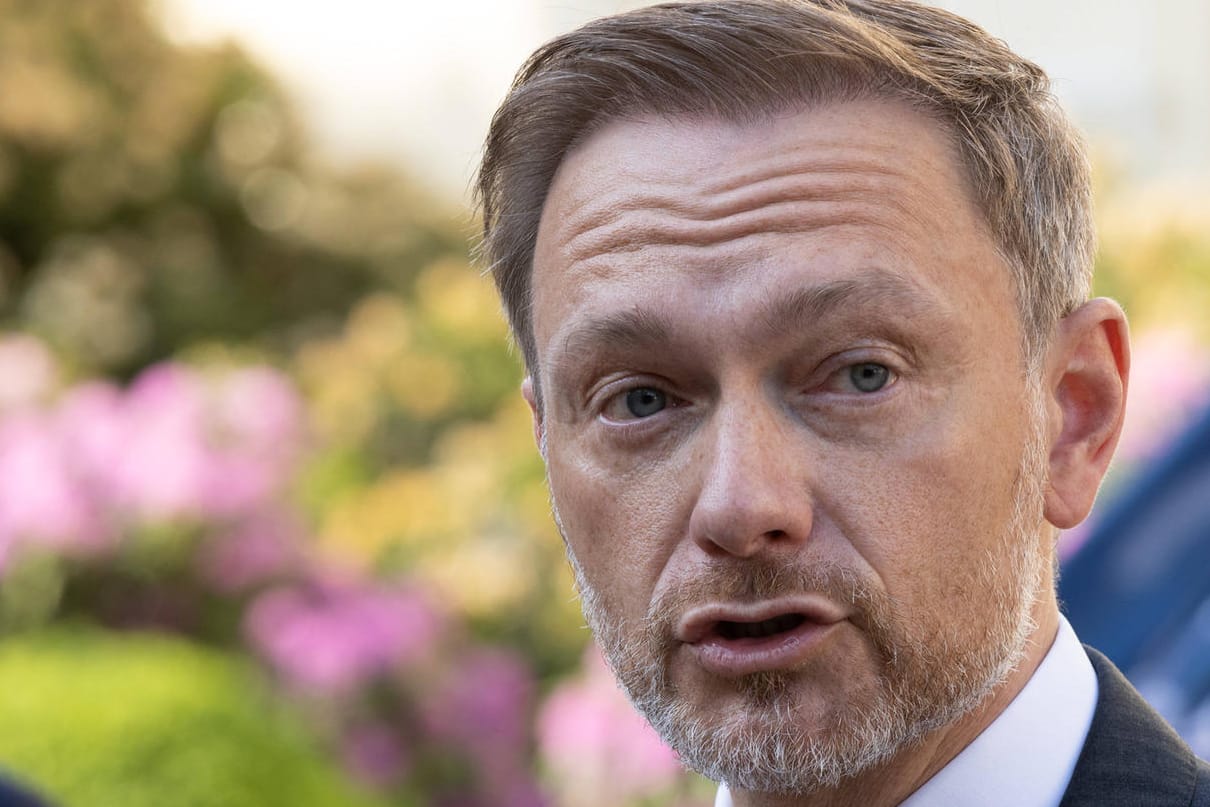 Christian Linder bei einem Pressestatement (Archivbild): Der Finanzminister fordert eine Diskussion über Kernkraft.