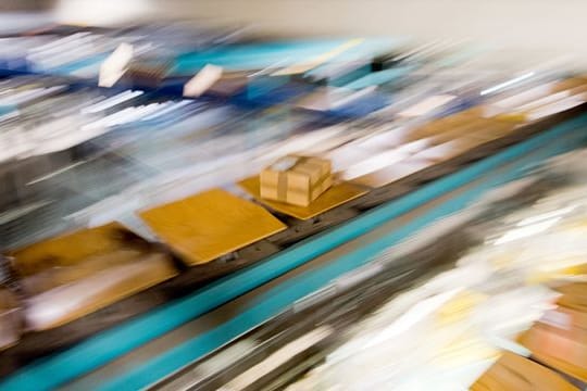 Um Päckchen nicht sofort im Papiermüll entsorgen zu müssen, gibt es Unternehmen, die sie ein weiteres Mal verwerten. Um Päckchen nicht sofort im Papiermüll entsorgen zu müssen, gibt es Unternehmen, die sie ein weiteres Mal verwerten.