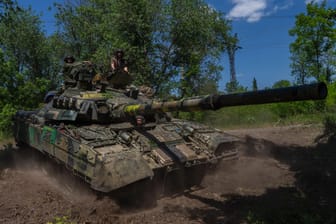 Ein ukrainischer Panzer nahe Donezk (Archivbild): In der Region gibt es erbitterte Kämpfe