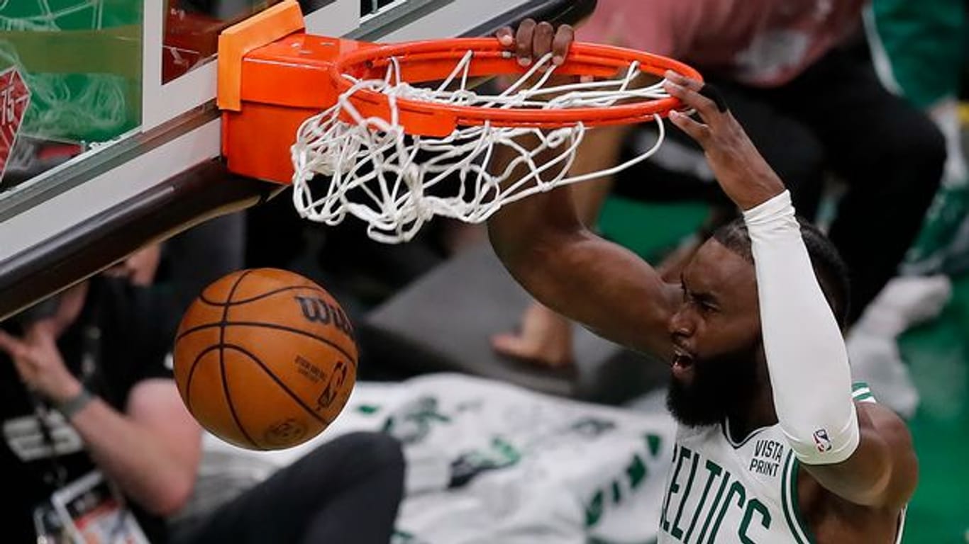 Jaylen Brown beim Dunk! In der Finalserie um den NBA-Titel konnten die Boston Celtics wieder die Führung übernehmen.