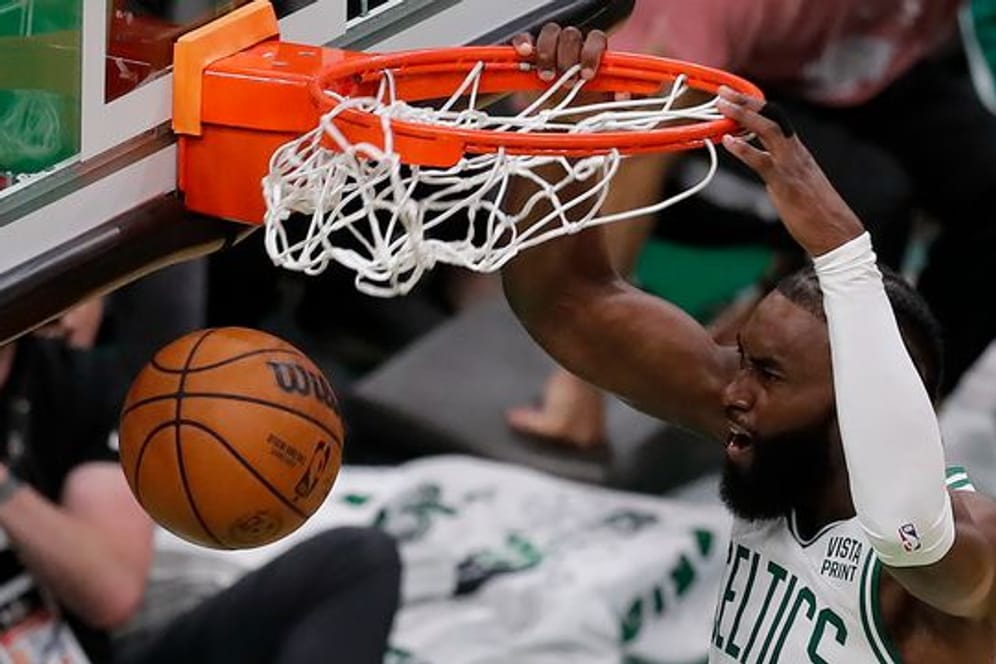 Jaylen Brown beim Dunk! In der Finalserie um den NBA-Titel konnten die Boston Celtics wieder die Führung übernehmen.