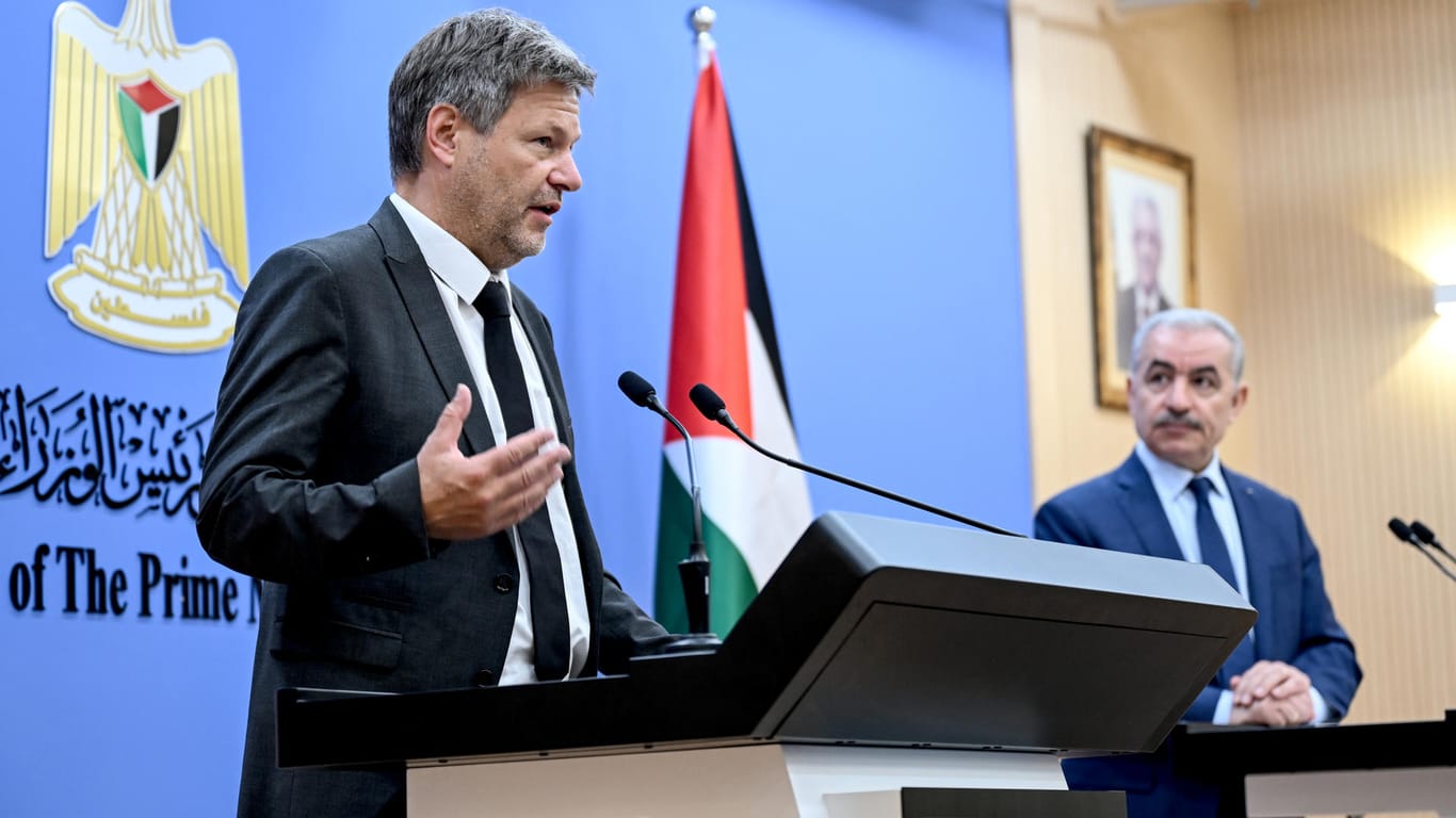 Habeck und der palästinensische Ministerpräsident Mohammed Schtajjeh: Ein Appell und eine trockene Antwort.
