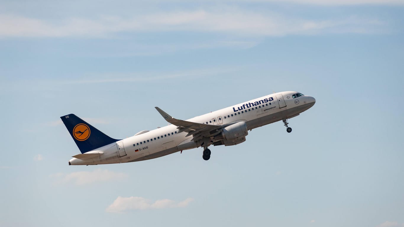 Passagierflugzeug der Lufthansa (Symbolbild): Die Lufthansa hat derzeit mit Personalmangel und Engpässen zu kämpfen.