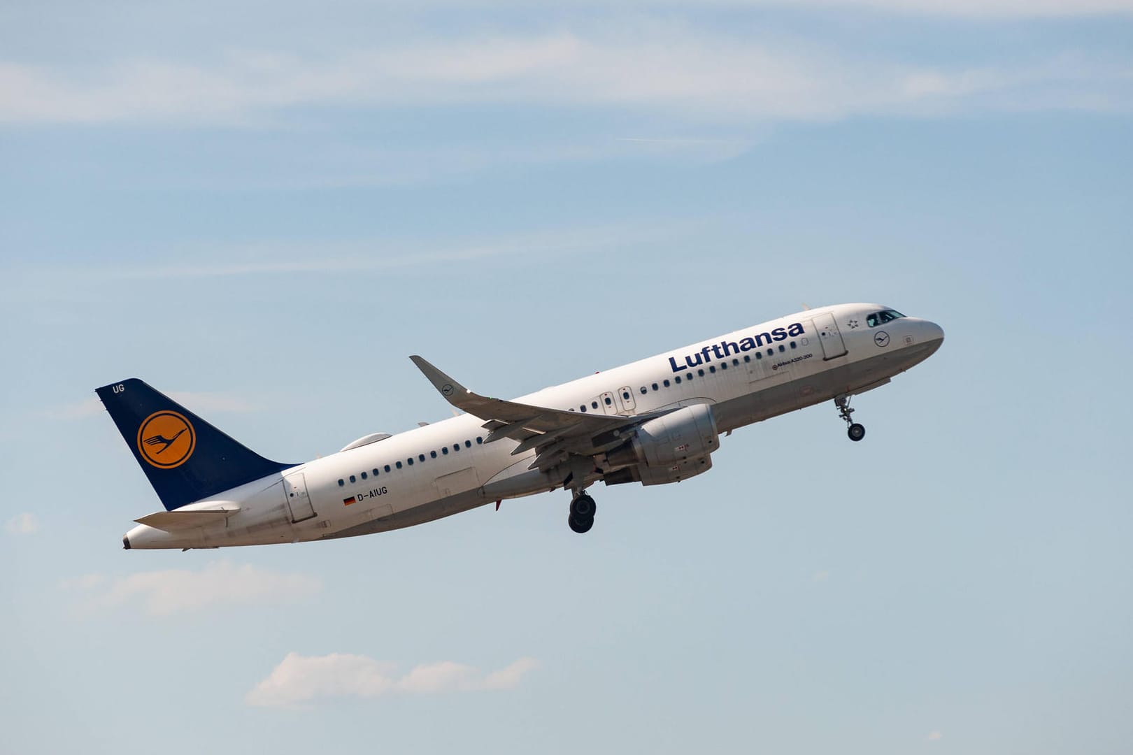 Passagierflugzeug der Lufthansa (Symbolbild): Die Lufthansa hat derzeit mit Personalmangel und Engpässen zu kämpfen. Passagierflugzeug der Lufthansa (Symbolbild): Die Lufthansa hat derzeit mit Personalmangel und Engpässen zu kämpfen.