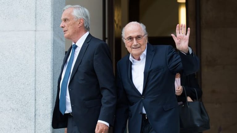 Ex-FIFA-Boss Joseph Blatter (r) beim Verlassen des Bundesstrafgerichts nach dem ersten Tag des Prozesses.
