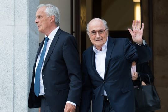 Ex-FIFA-Boss Joseph Blatter (r) beim Verlassen des Bundesstrafgerichts nach dem ersten Tag des Prozesses.