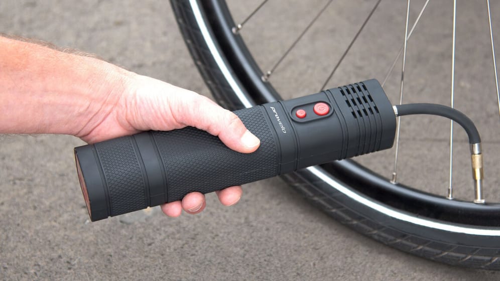 Mit der Akku-Luftpumpe füllen Sie den Reifen am Fahrrad ganz bequem per Knopfdruck auf.