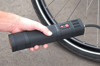 Mit der Akku-Luftpumpe füllen Sie den Reifen am Fahrrad ganz bequem per Knopfdruck auf.