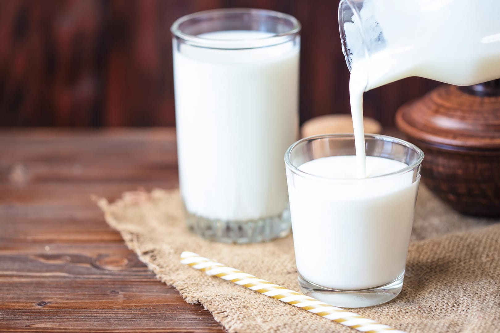 Kefir wird in ein Glas eingeschenkt: Leicht säuerliche Milchprodukte, wie Kefir, sind eine tolle Alternative zur Buttermilch.