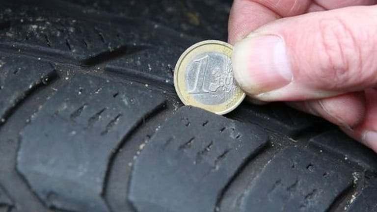 Mindestprofiltiefe bei Winterreifen: Machen Sie regelmäßig einen Check, ob Ihre Reifen noch ausreichend Profil haben.