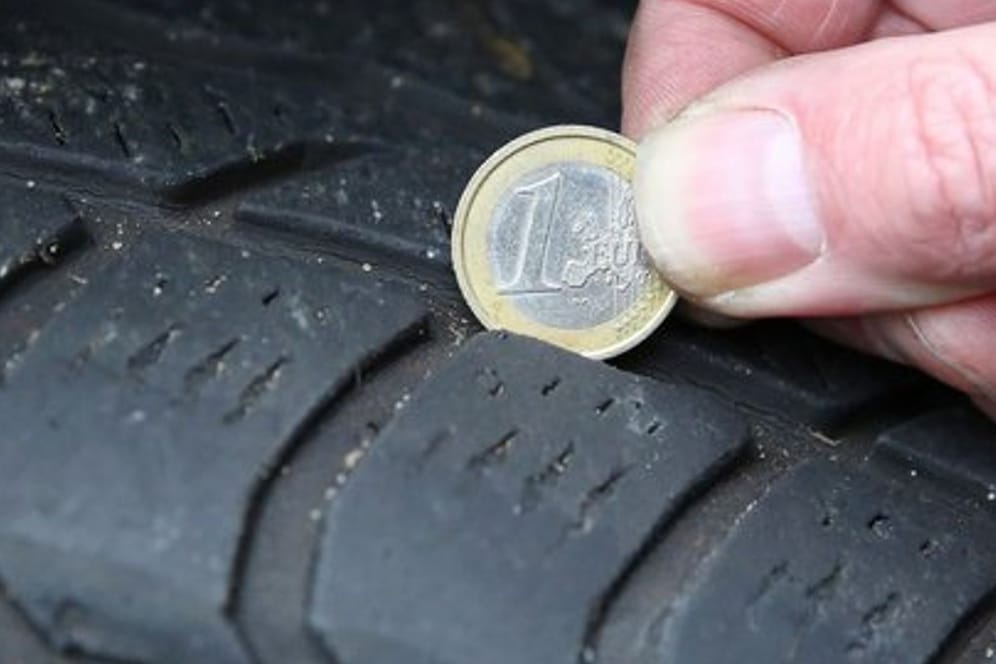 Reifen und 1-Euro-Münze: Mit einer einfachen 1-Euro-Münze lässt sich die Profiltiefe auf der Lauffläche eines Reifens kontrollieren.