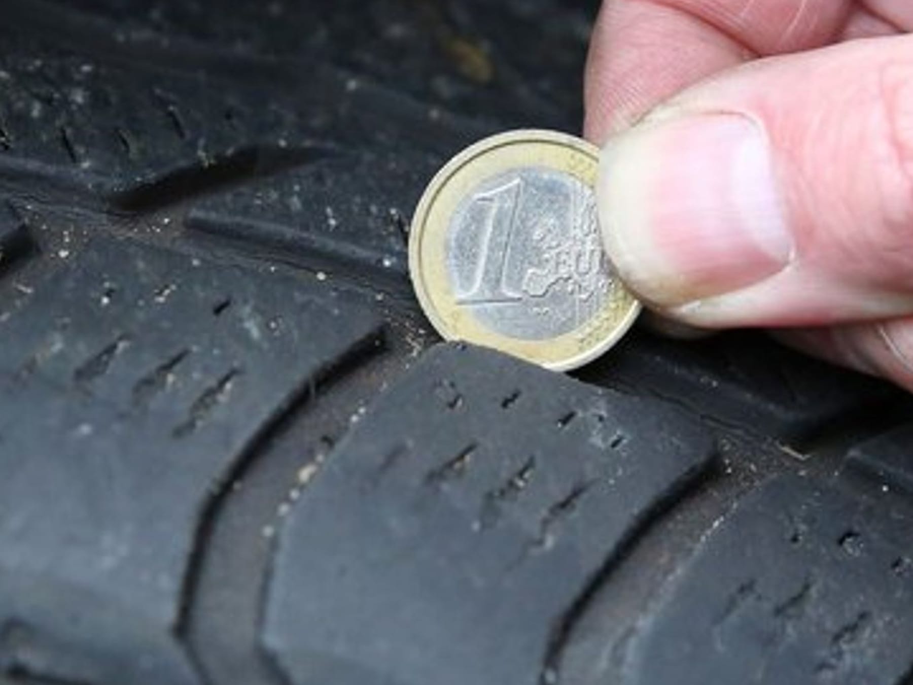 Autoservice Keck - 📅 Reifenwechsel-Monat 📅 Um euer Reifenprofil richtig  zu messen, besorgt euch vorab einen Profiltiefenmesser, diesen haltet ihr  an das mittige Profil des Reifen, dort wo der Reifen am stärksten