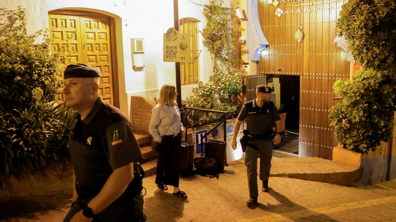 Pujerra, Spanien: Sicherheitsbehörden evakuierten Menschen aus Hotels und Wohnungen.