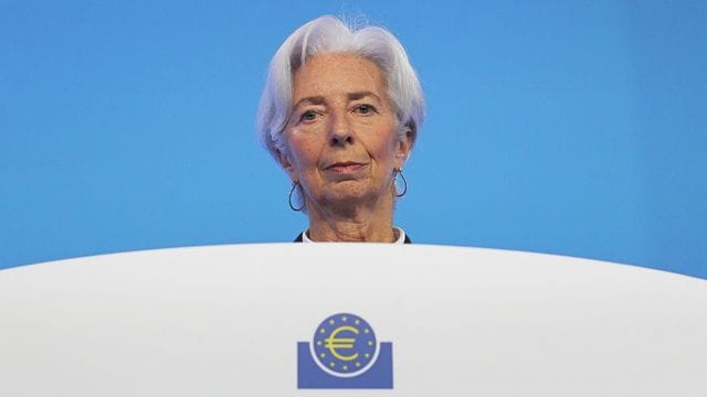 Christine Lagarde, Präsidentin der Europäischen Zentralbank, kündigte kürzlich an: Bis Ende September 2022 sollen die Negativzinsen im Euroraum beendet sein. Christine Lagarde, Präsidentin der Europäischen Zentralbank, kündigte kürzlich an: Bis Ende September 2022 sollen die Negativzinsen im Euroraum beendet sein.