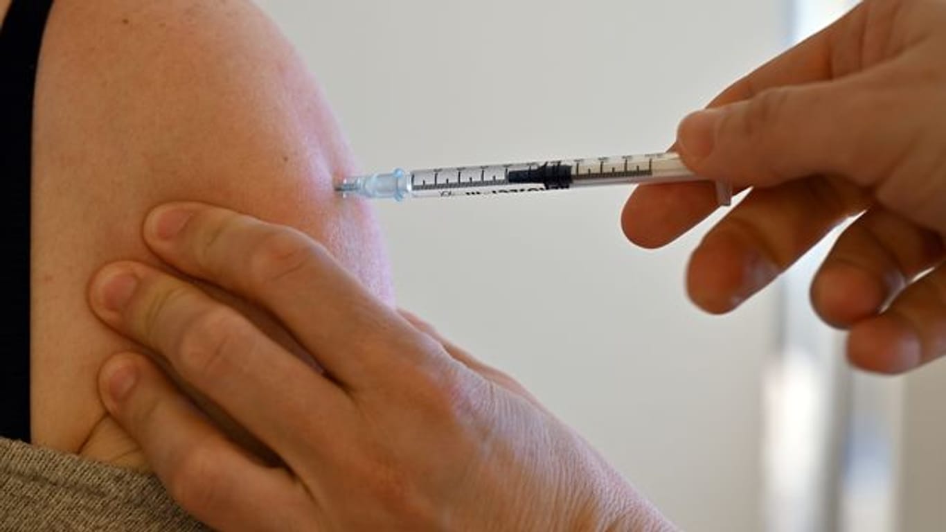 Bundesgesundheitsminister Karl Lauterbach rechnet damit, dass im Herbst ein an die Omikron-Varianten angepasster Impfstoff zur Verfügung steht.