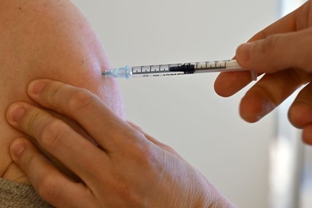 Bundesgesundheitsminister Karl Lauterbach rechnet damit, dass im Herbst ein an die Omikron-Varianten angepasster Impfstoff zur Verfügung steht.