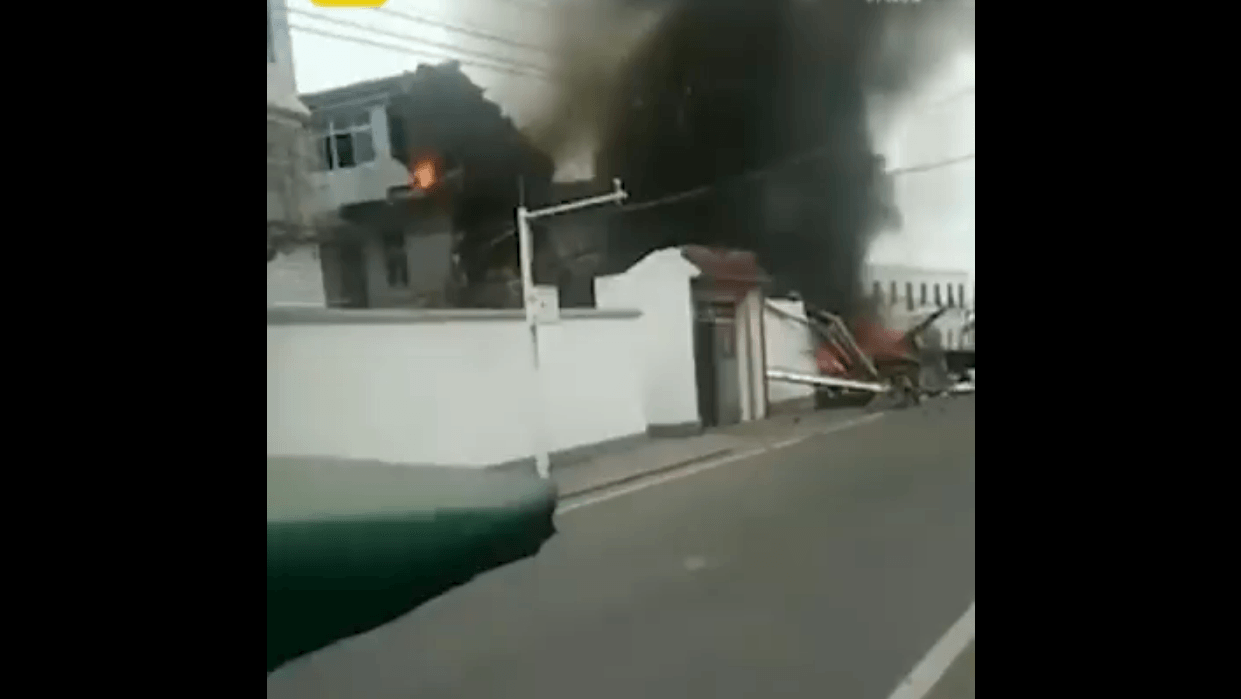 Der Screenshot aus einem Video der chinesischen Staatszeitung "People's Daily" zeigt die Schneise der Verwüstung, die der Kampfjet hinterlassen hat. Der Screenshot aus einem Video der chinesischen Staatszeitung "People's Daily" zeigt die Schneise der Verwüstung, die der Kampfjet hinterlassen hat.