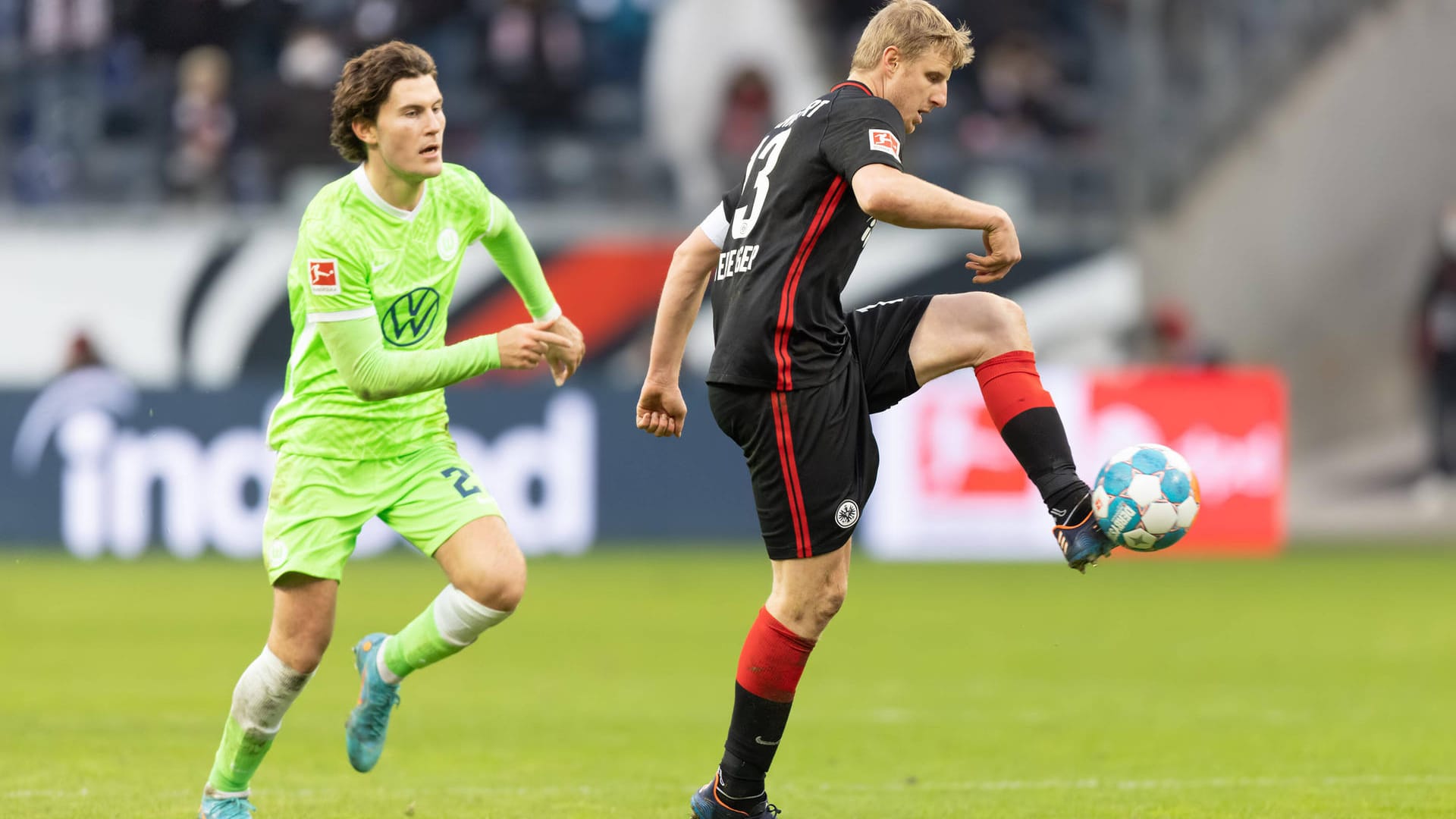 Martin Hinteregger (r.) hier im Duell mit Wolfsburgs Jonas Wind: Im Spiel gegen den VfL zeigte der Frankfurter Innenverteidiger im Februar eine eher mäßige Leistung.