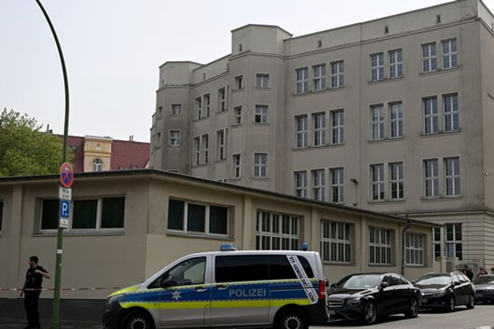 Einsatzkräfte der Polizei sind vor einer Schule in Bremerhaven im Einsatz.