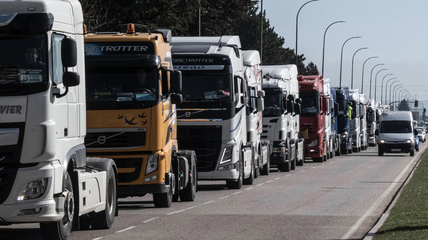 Mehrere Lastkraftwagen auf der Straße (Symbolbild): In Südkorea streiken etwa 7.200 Lkw-Fahrer den dritten Tag in Folge.