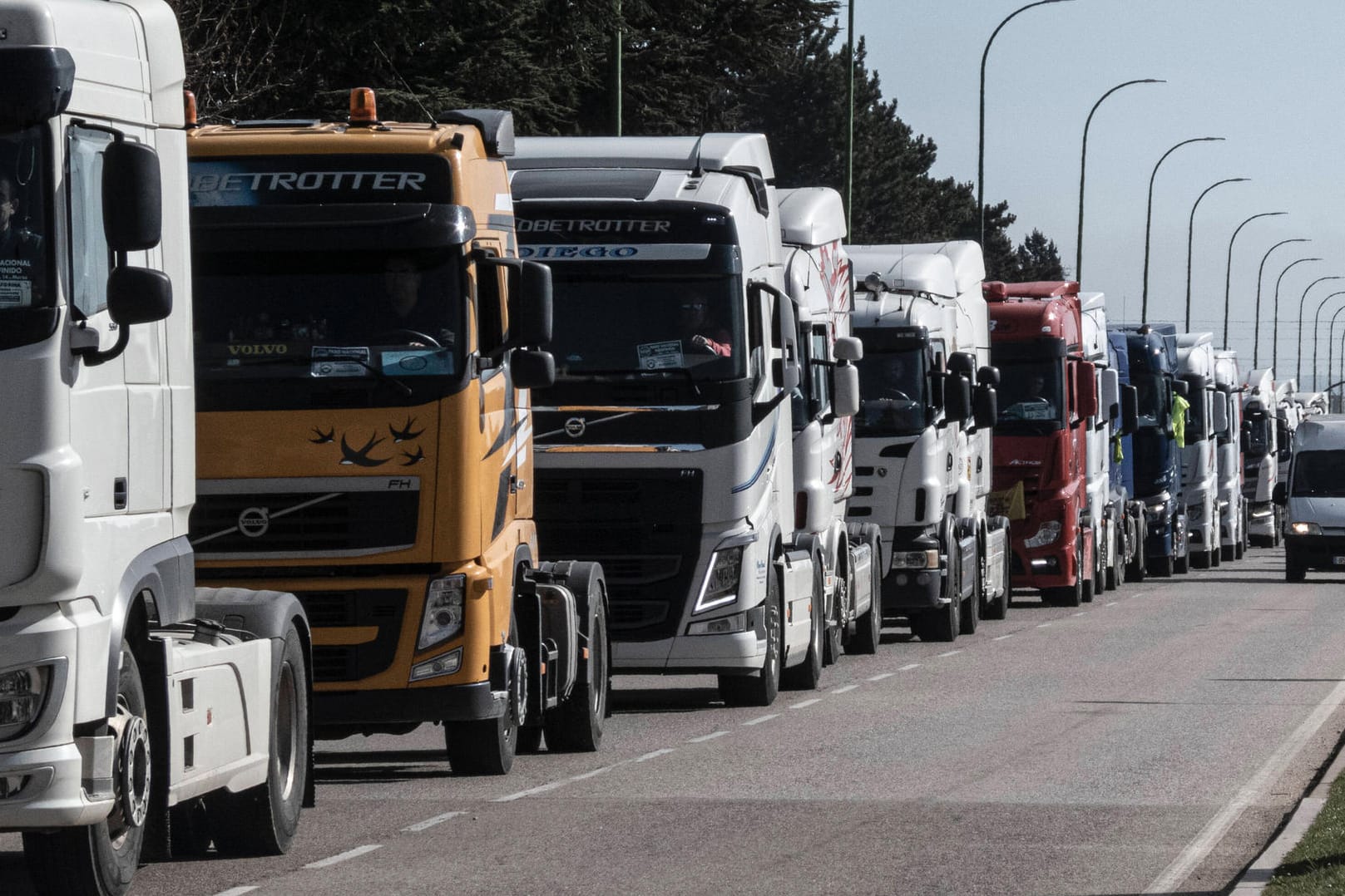 Mehrere Lastkraftwagen auf der Straße (Symbolbild): In Südkorea streiken etwa 7.200 Lkw-Fahrer den dritten Tag in Folge. Mehrere Lastkraftwagen auf der Straße (Symbolbild): In Südkorea streiken etwa 7.200 Lkw-Fahrer den dritten Tag in Folge.