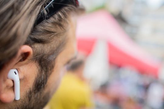 Lässt sich Musik teilen? Irgendwie ja: Mit Auracast kann künftig etwa ein einziges Smartphone beliebig viele Bluetooth-Kopfhörer in der Umgebung gleichzeitig bespielen.