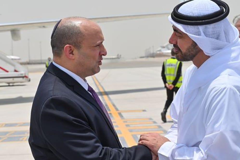 Naftali Bennett (l), Premierminister von Israel, wird von Scheich Abdullah bin Sajid, Außenminister der Vereinigten Arabischen Emirate, zu einem offiziellen Besuch empfangen.