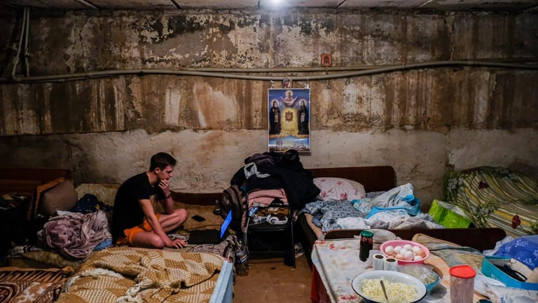 Ein Mann in einem Bunker in Sjewjerodonezk: Immer noch harren Tausende Zivilisten dort aus.