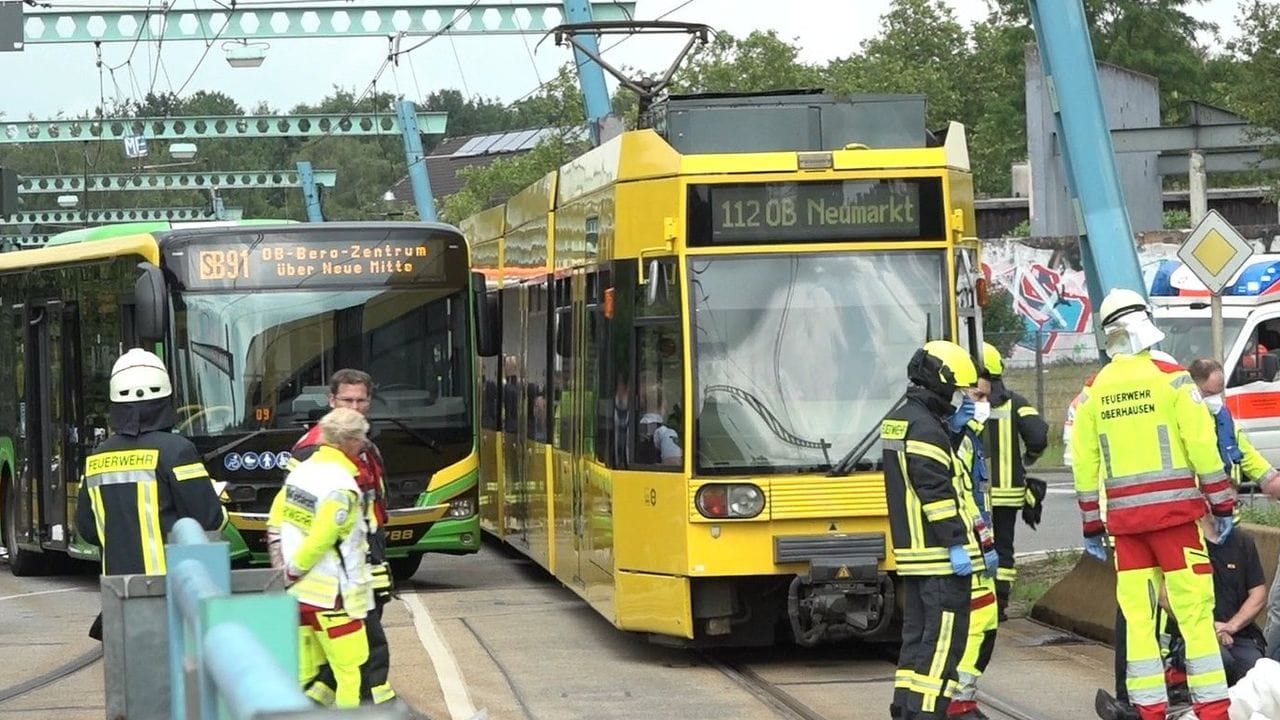 Ein Polizeisprecher sprach kurz nach dem Unfall von "etwa zwei Dutzend Leicht- und Schwerverletzten". Ein Polizeisprecher sprach kurz nach dem Unfall von "etwa zwei Dutzend Leicht- und Schwerverletzten".