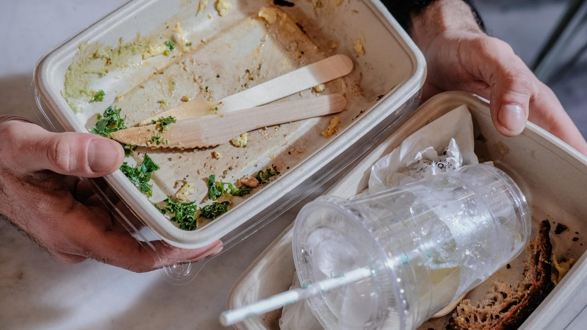 Lebensmittelverpackungen: Zum Schutz und für einen leichteren Transport wird Essen oft in Boxen aus Kunststoff, Papier oder Aluminium verpackt.