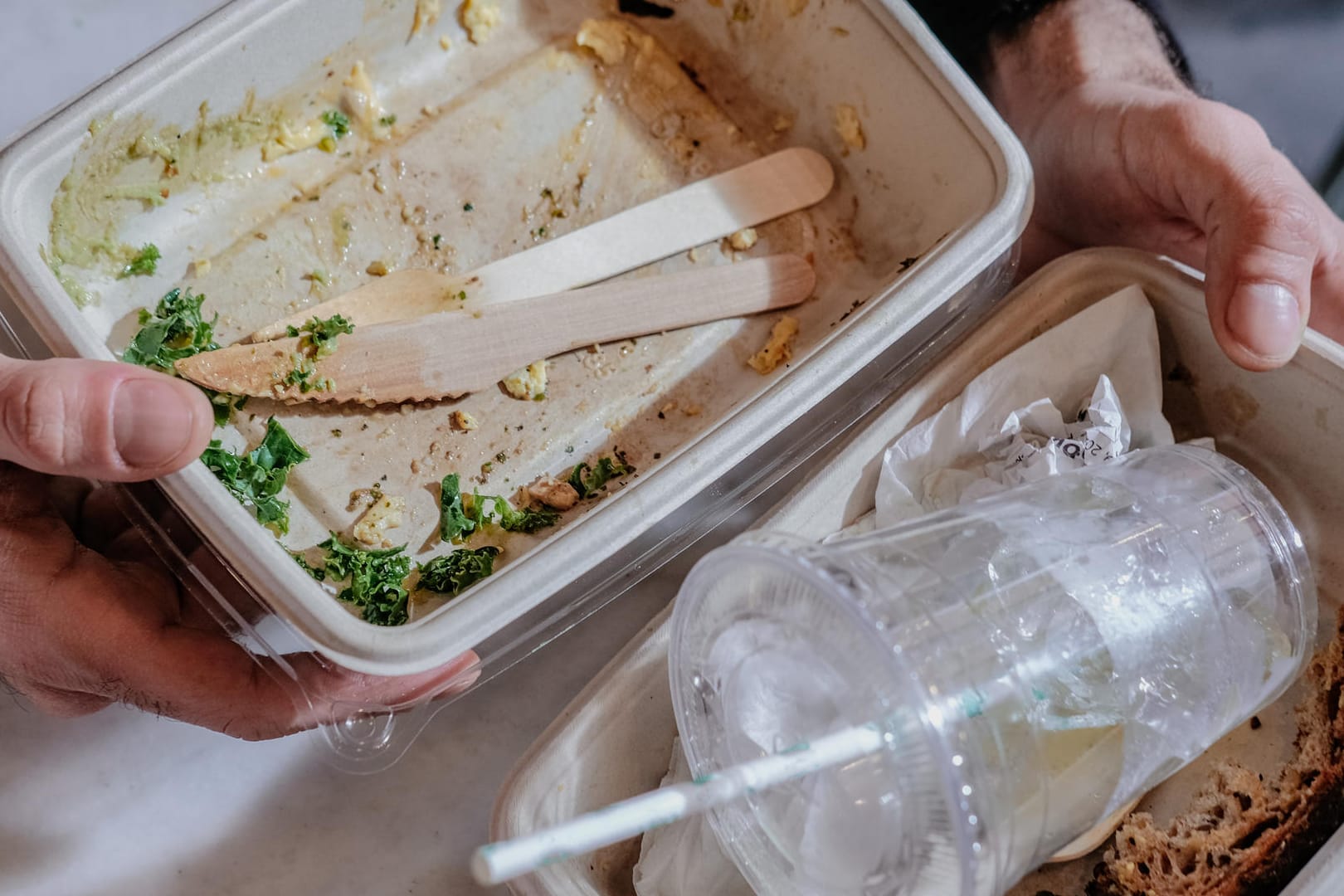 Lebensmittelverpackungen: Zum Schutz und für einen leichteren Transport wird Essen oft in Boxen aus Kunststoff, Papier oder Aluminium verpackt.