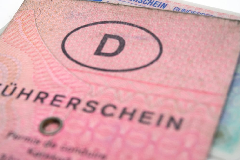 Der "rosa Lappen" läuft demnächst ab – auf dem neuen Führerschein lässt sich die Nummer auf den ersten Blick schwer erkennen.