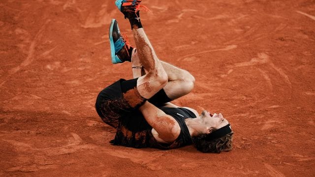 Tennis-Olympiasieger Alexander Zverev verletzte sich in Paris.