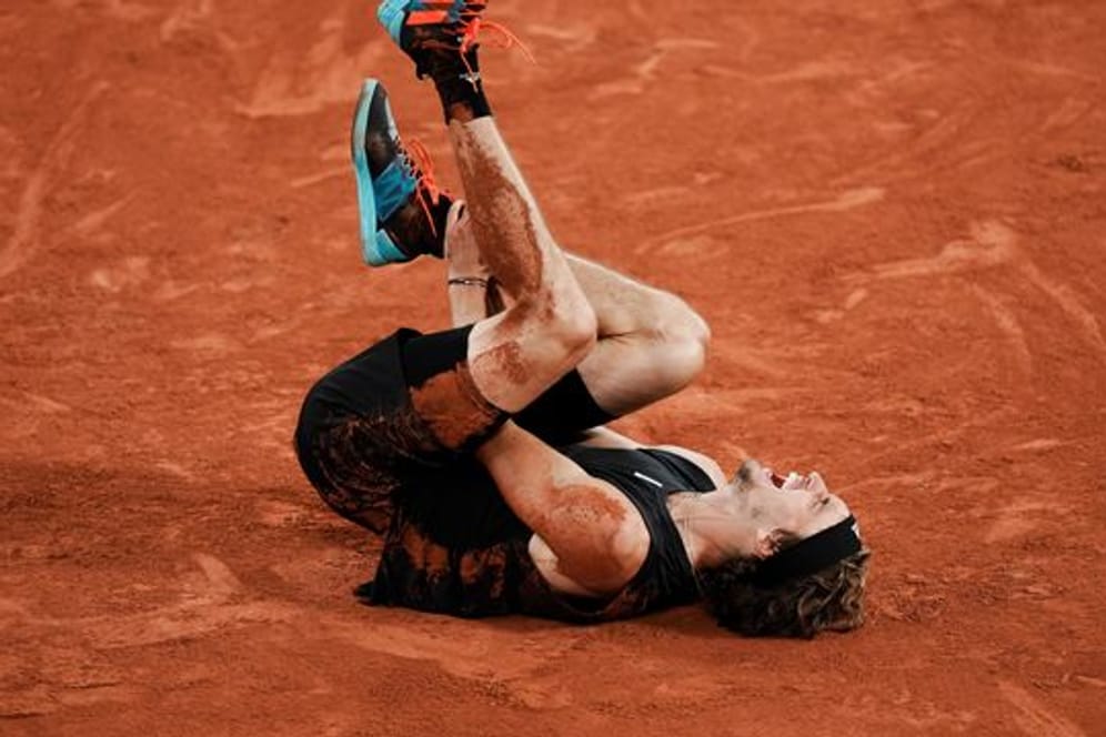 Tennis-Olympiasieger Alexander Zverev verletzte sich in Paris.