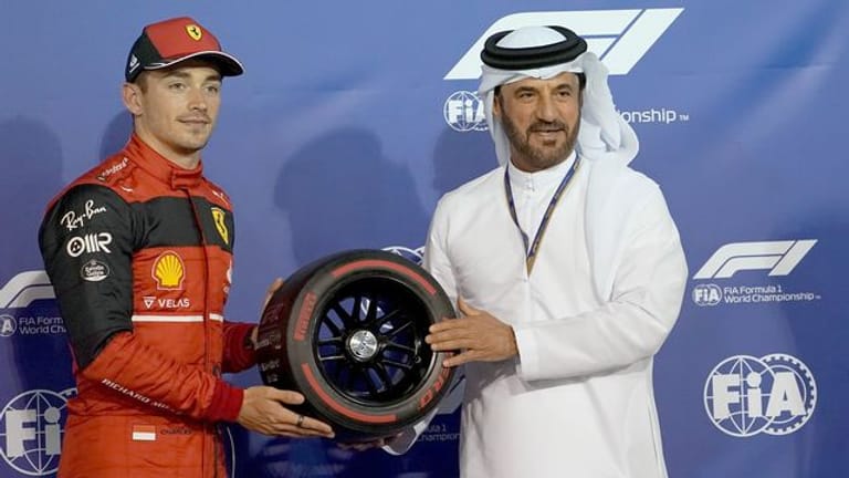 FIA-Boss Mohammed Ahmed bin Sulayem (r) mit Ferrari-Pilot Charles Leclerc.