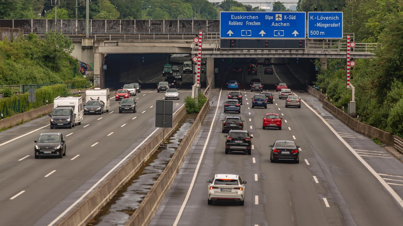 Auf der A1 Richtung Koblenz: Noch schreibt die EU keinen CO2-Preis für private Mobilität vor. In Deutschland gilt der Klimaaufschlag auf Benzin und Diesel auch ohne europäische Vorgabe seit 2021.