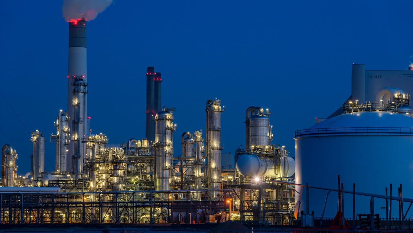 Ein Chemiewerk der Firmen Lyondell und Covestro: Die Chemieindustrie zählt zu den energieintensivsten Industrien. Unternehmen aus der Branche müssen daher bereits seit Jahren Verschmutzungsrechte kaufen und bekommen auch kostenlose Zertifikate zugeteilt – ein weiterer Streitpunkt im EU-Parlament.