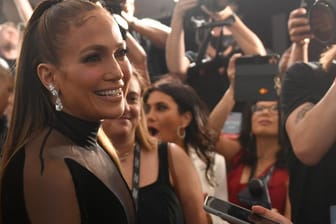 Jennifer Lopez: Die Sängerin begeisterte bei einer Premiere mit ihrem Outfit.