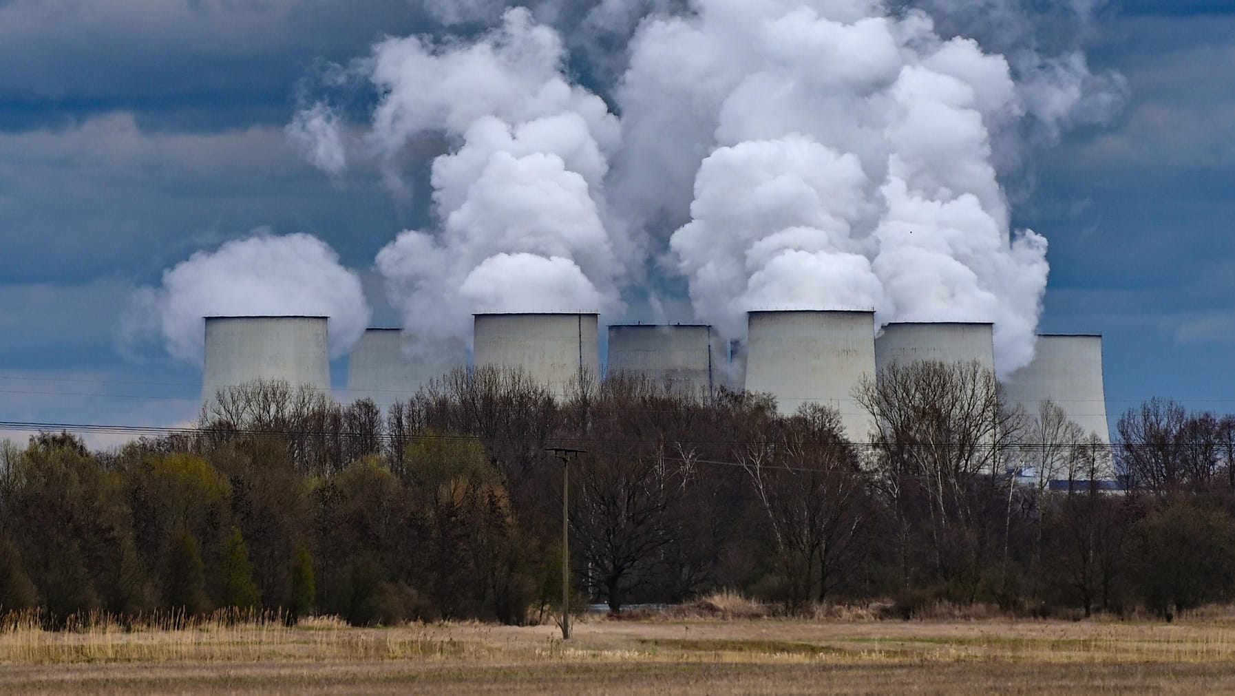 Wasserdampf steigt aus den Kühltürmen des Braunkohlekraftwerks Jänschwalde: Wer Dreck macht, muss bezahlen. Das gilt für die klimaschädlichsten Industrien in der EU seit Jahren. Eine geplante Ausweitung des Emissionshandels sorgt nun im EU-Parlament für Ärger.