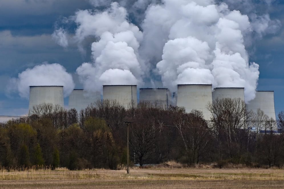 Wasserdampf steigt aus den Kühltürmen des Braunkohlekraftwerks Jänschwalde: Wer Dreck macht, muss bezahlen. Das gilt für die klimaschädlichsten Industrien in der EU seit Jahren. Eine geplante Ausweitung des Emissionshandels sorgt nun im EU-Parlament für Ärger.