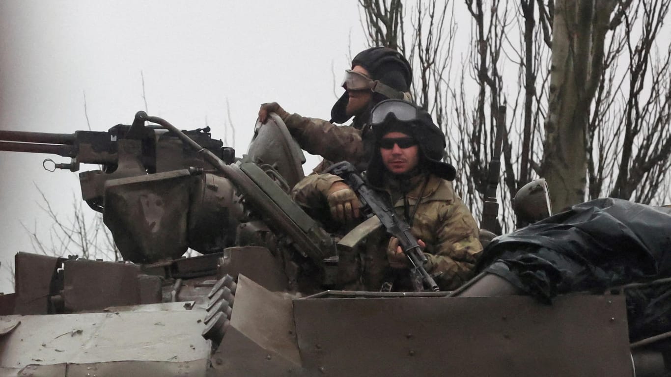 Ukrainische Soldaten in einem Panzer: Im Osten des Landes toben weiterhin schwere Kämpfe.
