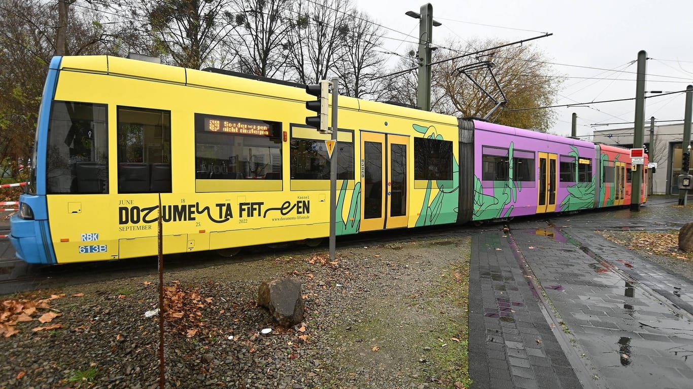 Straßenbahn in Kassel (Symbolbild): Ein 81-Jähriger ist ums Leben gekommen.