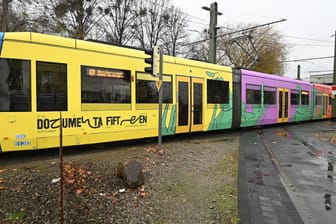 Straßenbahn in Kassel (Symbolbild): Ein 81-Jähriger ist ums Leben gekommen.
