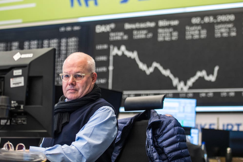 Trader an der Börse Frankfurt (Symbolbild): Die jüngste Zinsentscheidung brachte auch den Dax in Schwierigkeiten.
