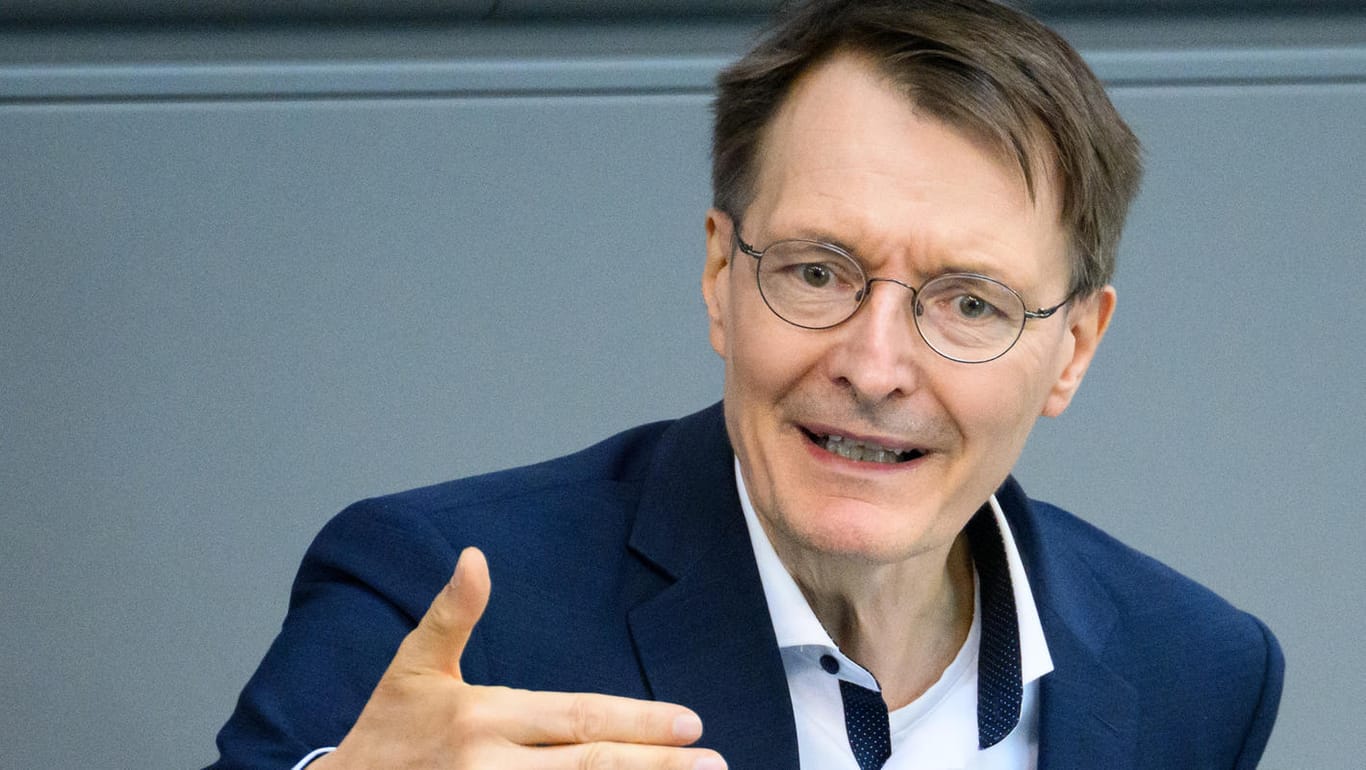 Karl Lauterbach (SPD): Der Gesundheitsminister erwartet im Herbst Corona-Impfstoffe, die an die Omikron-Varianten angepasst sind.